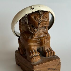 VTG Post-1955 Sandor Co. Cream Enamel Hinged Clamper Design Bangle with Safety.